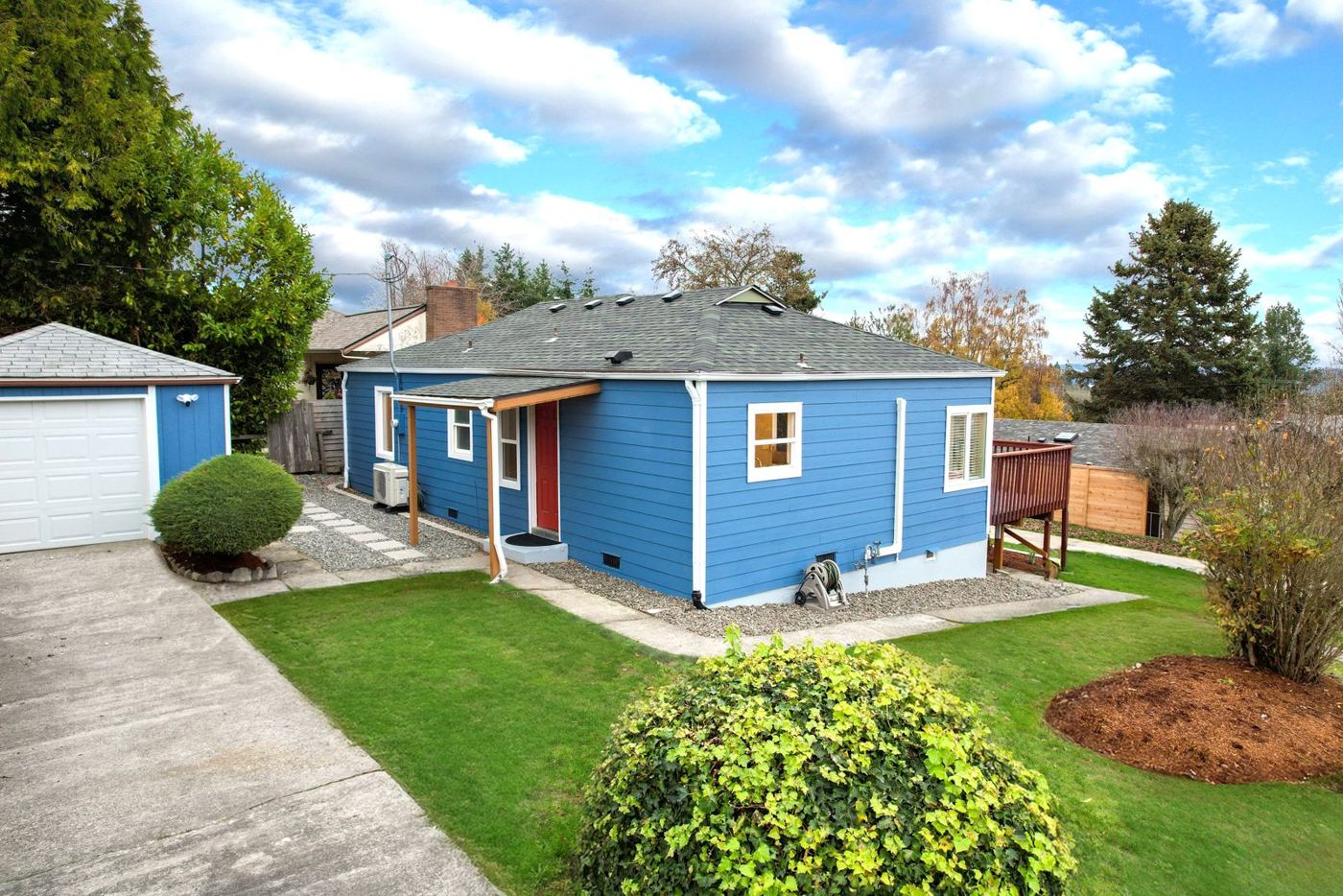 Bremerton Gem, Near PSNS Shipyard & Ferry, Exterior