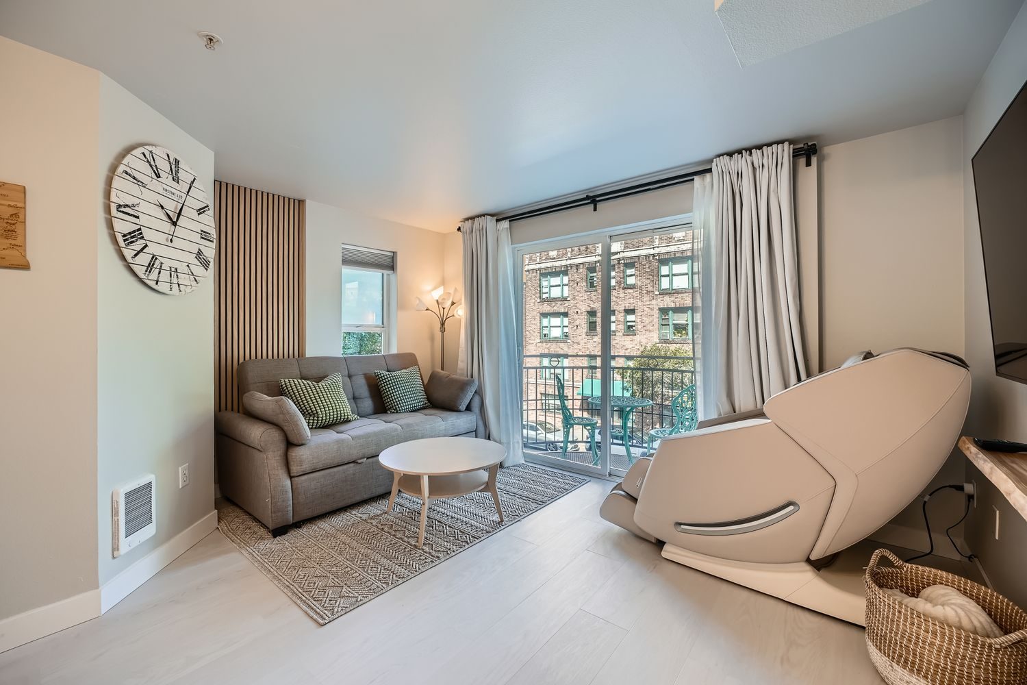 Downtown Seattle Cozy Condo w/ Free Parking, Living room