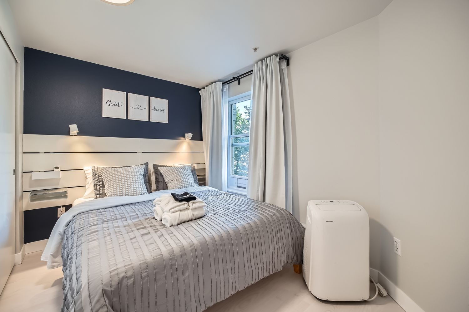 Downtown Seattle Cozy Condo w/ Free Parking, Bedroom