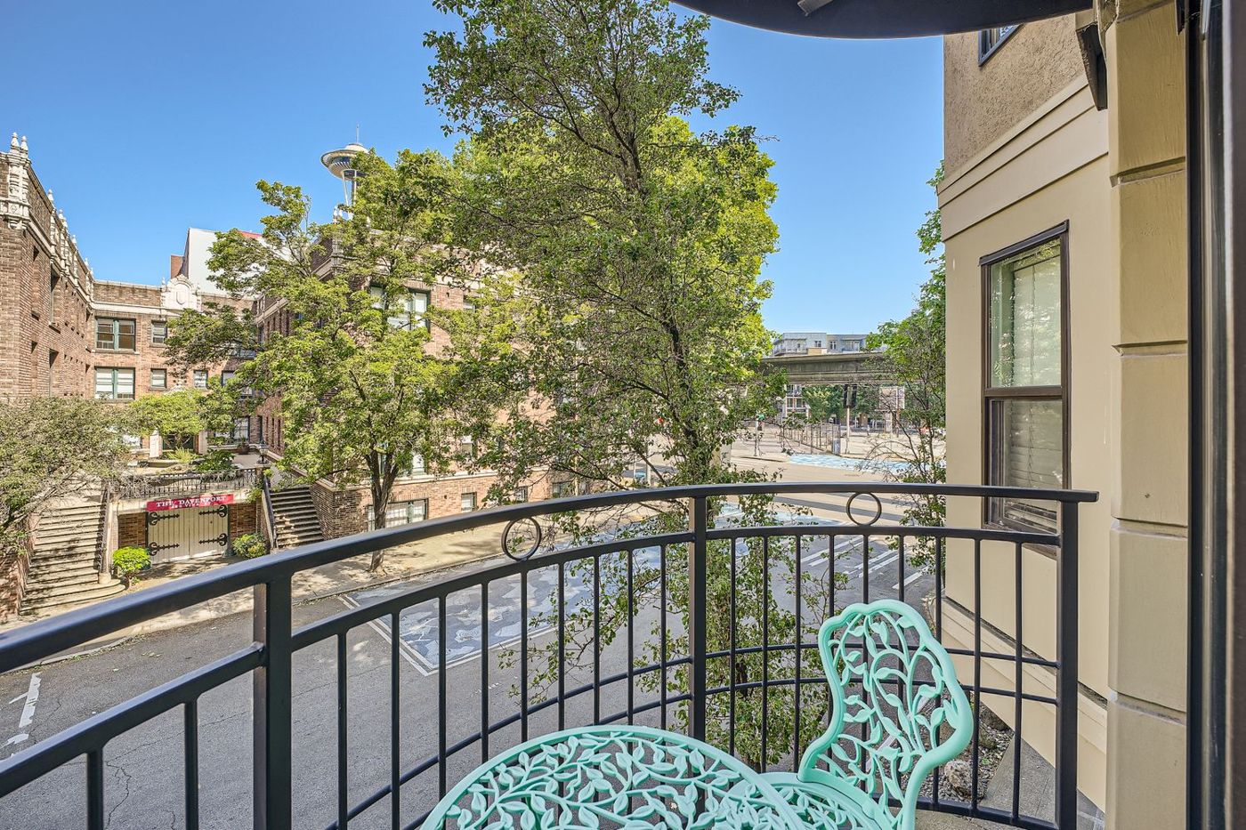 Downtown Seattle Cozy Condo w/ Free Parking, Balcony