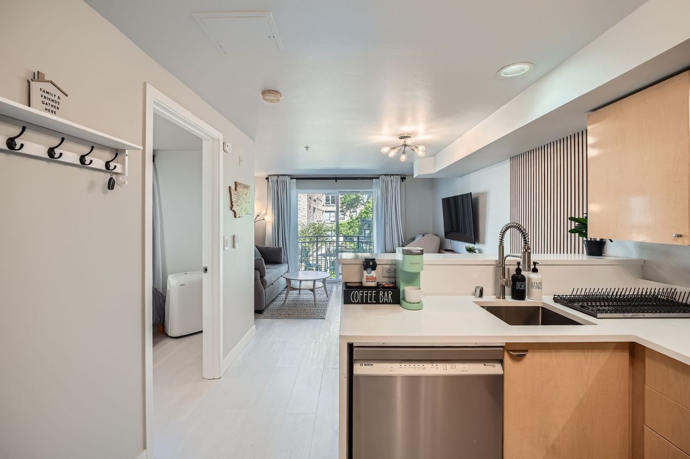 Downtown Seattle Cozy Condo w/ Free Parking, Kitchen & dining