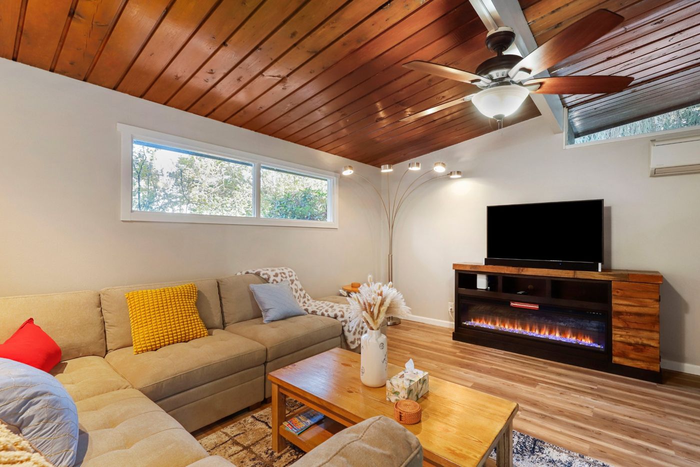 Silverdale Hot Tub Retreat, Living room