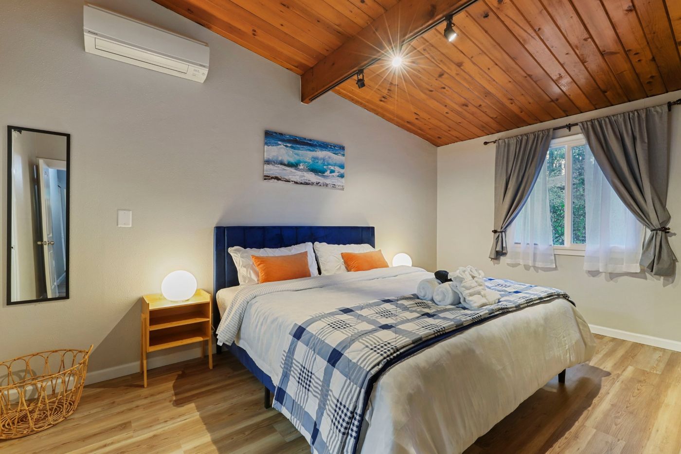 Silverdale Hot Tub Retreat, Master bedroom